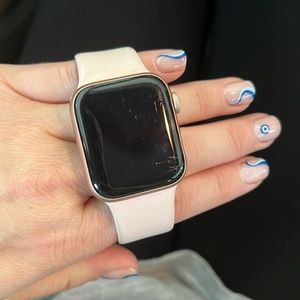 Apple Watch Series 4 ⌚️ w/ charger